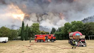 Pompierii români din Franța, mobilizați în apropierea bazei de operații. IGSU: Autocisterna de 30.000 l și autospeciala de stingere de 10.000 l, pregătite pentru intervenție