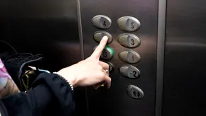 Unii corporatişti s-au întors la muncă, dar au reguli noi. Care este ghidul de mers cu liftul?