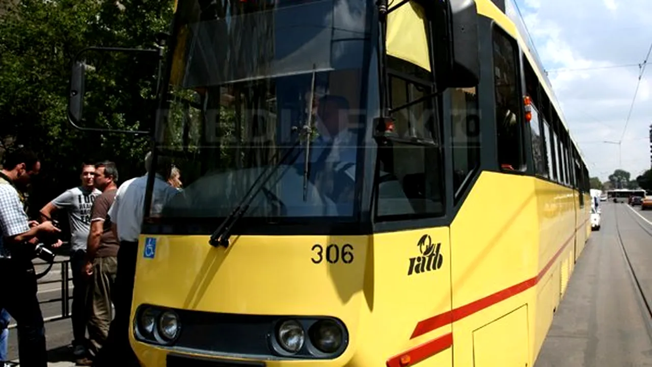 Tramvaie blocate în Bucureşti din cauza apei acumulate pe şosea