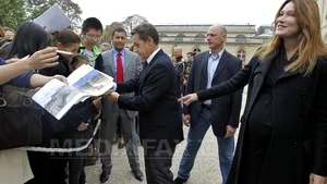 Nicolas Sarkozy şi Carla Bruni au făcut o baie de mulţime la Palatul Elysée