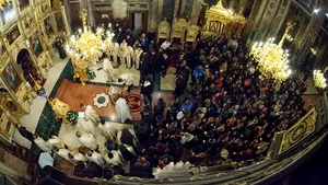 Coadă de doi kilometri la racla cu moaştele Sfintei Parascheva. 25.000 de pelerini s-au închinat deja - FOTO