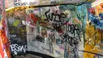 Picturi ilegale cu graffiti pe stâncile de la Cota 2000. Făptașul, sancționat public de trecători