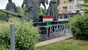 Steagul Ungariei, vopsit pe statuia lui Mihai Viteazul din Sfântu Gheorghe