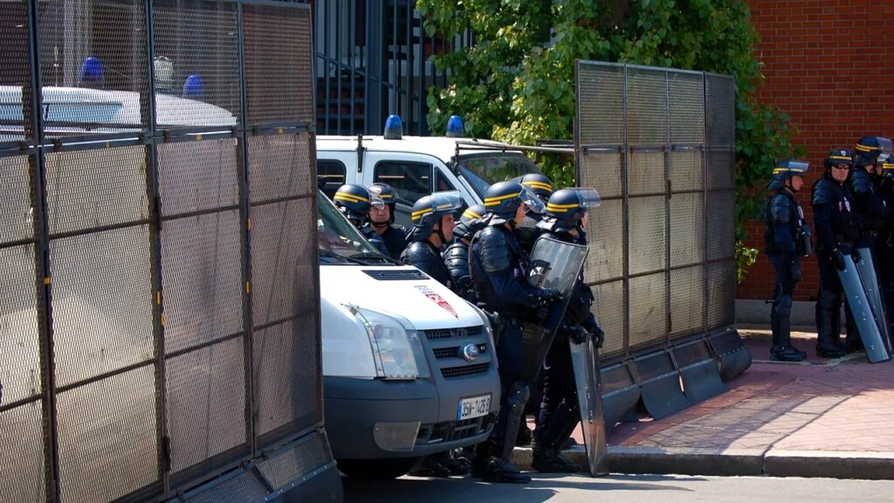 Bătaie generală într-un Tribunal. Polițiștii au intervenit pentru a opri lupta la care participau zeci de tineri