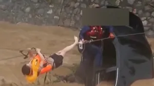 Vreme extremă în China. Autobuze şi maşini blocate de ape. Oamenilor li se cere să stea acasă VIDEO 