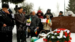 Naşterea lui Nicolae Ceauşescu, comemorată chiar şi pe viscol de nostalgici, cu vin şi colivă - GALERIE FOTO