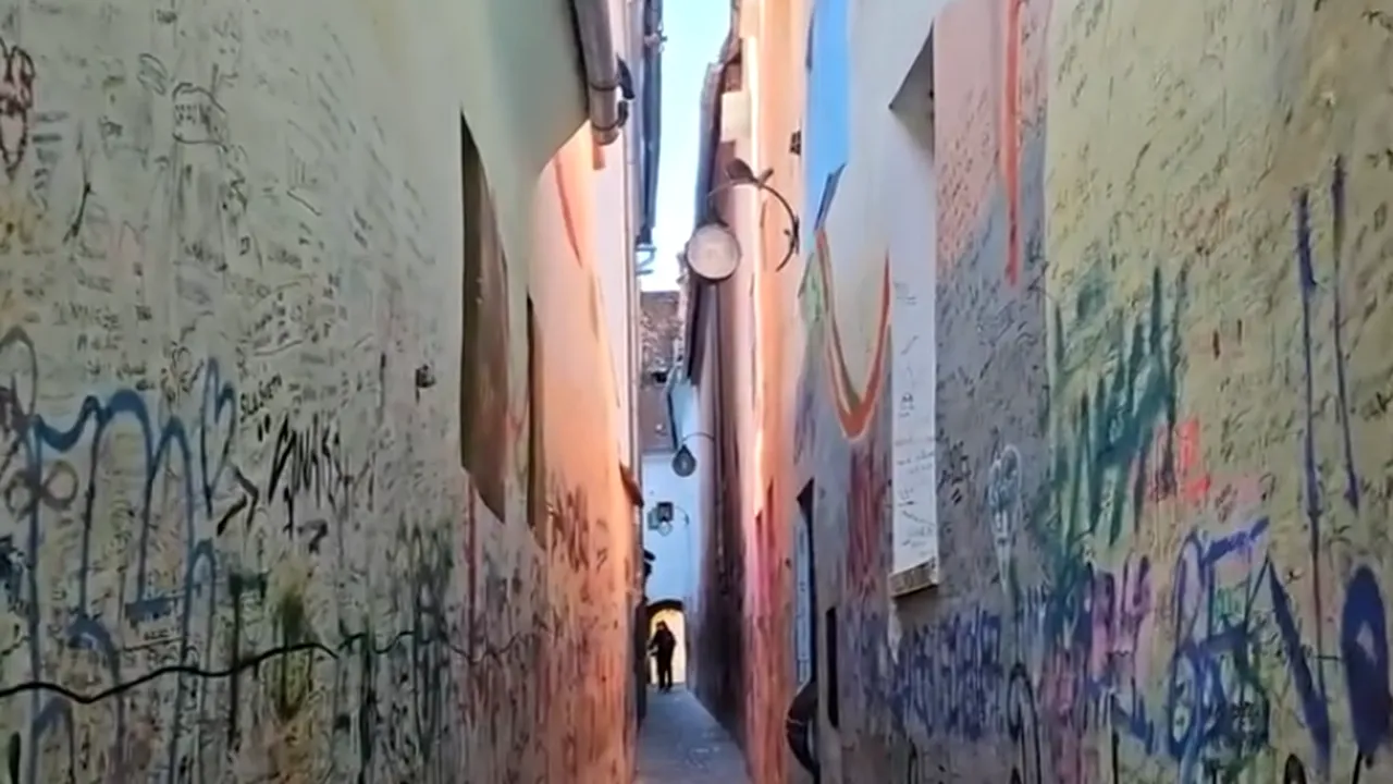 Cea mai îngustă stradă din Brașov va fi închisă temporar. Care este motivul