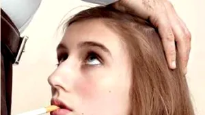 O reclamă cu aluzii sexuale împotriva fumatului îi scandalizează pe francezi