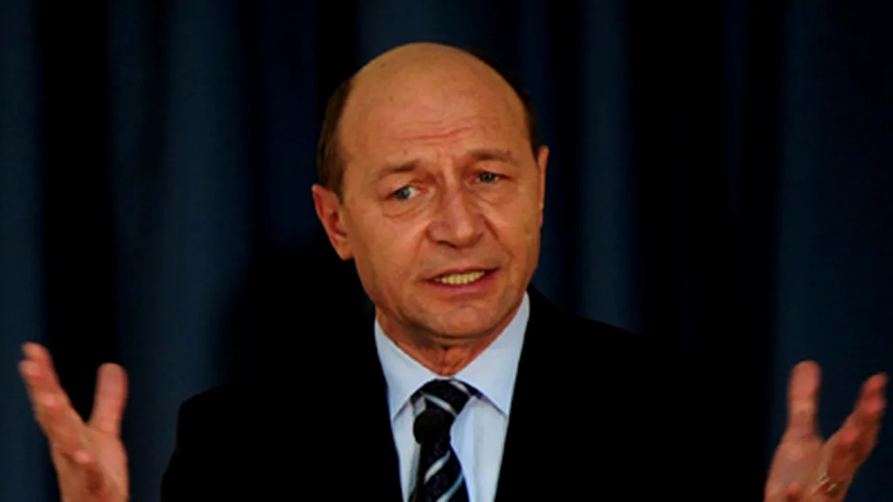 Băsescu ia în calcul menţinerea actualului guvern până la alegerile prezidenţiale