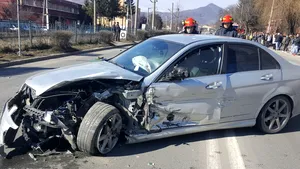 Şapte persoane, între care un copil, rănite în urma unui accident în Petroşani | FOTO