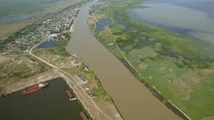 Circulaţia navelor rămâne închisă pe Canalul şi Bara Sulina din cauza furtunii puternice
