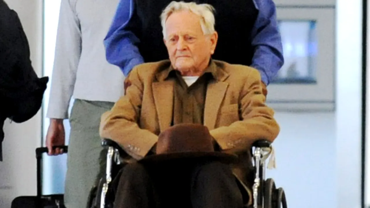 Tatăl unui actor celebru divorţează la 93 de ani. Şi-a acuzat soţia de abuz