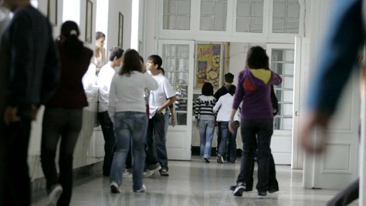 Noul statut al elevului: Poate folosi telefonul mobil în timpul orelor „în scop educaţional” şi nu va mai fi mustrat în faţa clasei. Ce alte schimbări se vor aplica din această toamnă