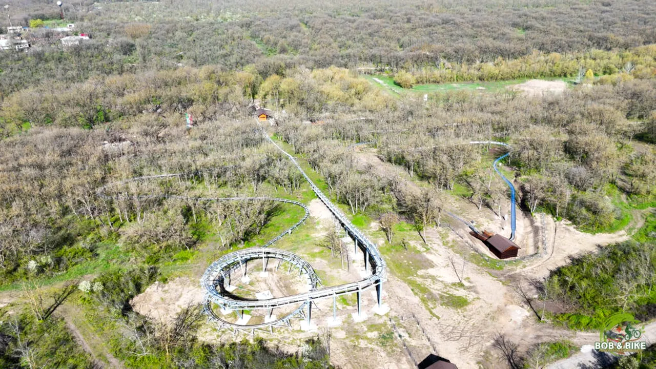 Zonă de agrement unică în România. Are piste de bob printre copaci, trasee de biciclete și un turn de cățărare