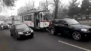 VIDEO. Un BMW a rămas blocat pe o linie de tramvai din Iaşi, blocând traficul
