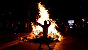 Protestele pentru locuințe din Barcelona au devenit violente. Au fost arestate 13 persoane, iar 30 de polițiști au fost răniți