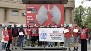 Cadou surpriză la Guvern. Comunitatea Declic a trimis prin poştă plămânii plini cu particule toxice 