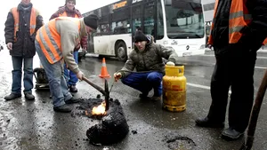 Oprescu promite că gropile vor fi astupate chiar dacă plouă