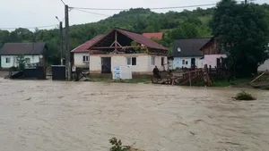 INUNDAŢII în Bistriţa-Năsăud: 50 de persoane din satul Pietriş, evacuate din calea apelor - GALERIE FOTO, VIDEO