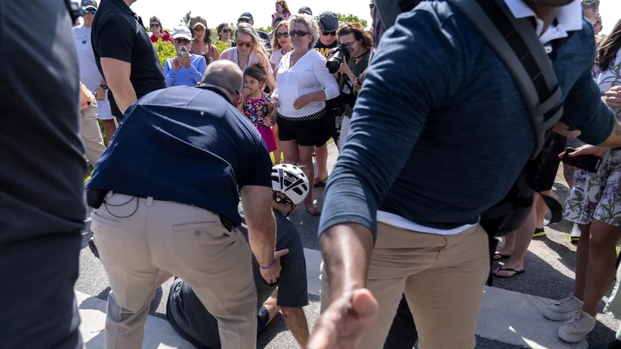 VIDEO Joe Biden i-a speriat pe americani. Preşedintele, în vârstă de 79 de ani, a căzut de pe bicicletă