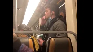 Gestul extrem făcut de un bărbat într-un metrou din Bruxelles a devenit viral pe reţelele de socializare. Care a fost reacţia autorităţilor | VIDEO