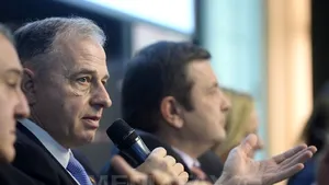 CONFERINŢA MEDIAFAX - Geoană: Cum poţi să mergi în faţa opiniei publice când doi foşti miniştri condamnaţi nu demisionează?