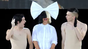 Sia, astăzi, în Bucureşti: Povestea fetei cu chipul acoperit. 