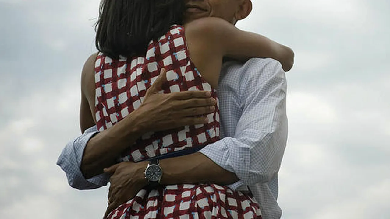 Explicaţia pentru cea mai celebră fotografie din 2012. Barack şi Michelle Obama vorbesc despre îmbrăţişarea care a făcut înconjurul lumii - VIDEO
