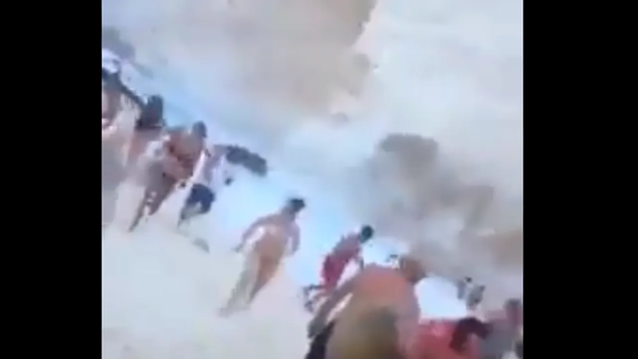VIDEO - Imagini din timpul prăbuşirii. O bucată de stâncă s-a desprins de pe o faleză din insula Zakynthos şi a rănit mai mulţi turişti
