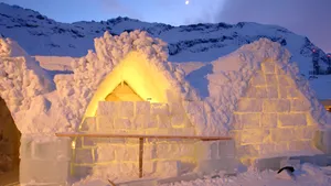 Snowboarder-ul Seppe Smits sare, pe 27 martie, peste Hotelul de Gheaţă de la Bâlea Lac