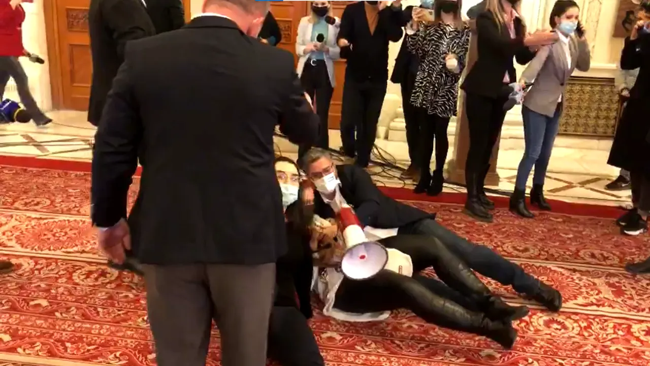 VIDEO Protest şi îmbrânceli pe holurile Parlamentului la învestirea guvernului Ciucă