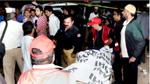 Atacul sinucigaş din Pakistan, soldat cu 69 de morţi şi 300 de răniţi, revendicat de o facţiune a talibanilor