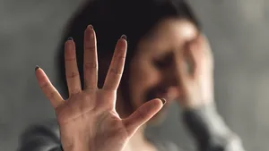 Un tânăr de 21 de ani din Tulcea a intrat peste o femeie în casă şi a încercat să violeze. Cum a scăpat victima