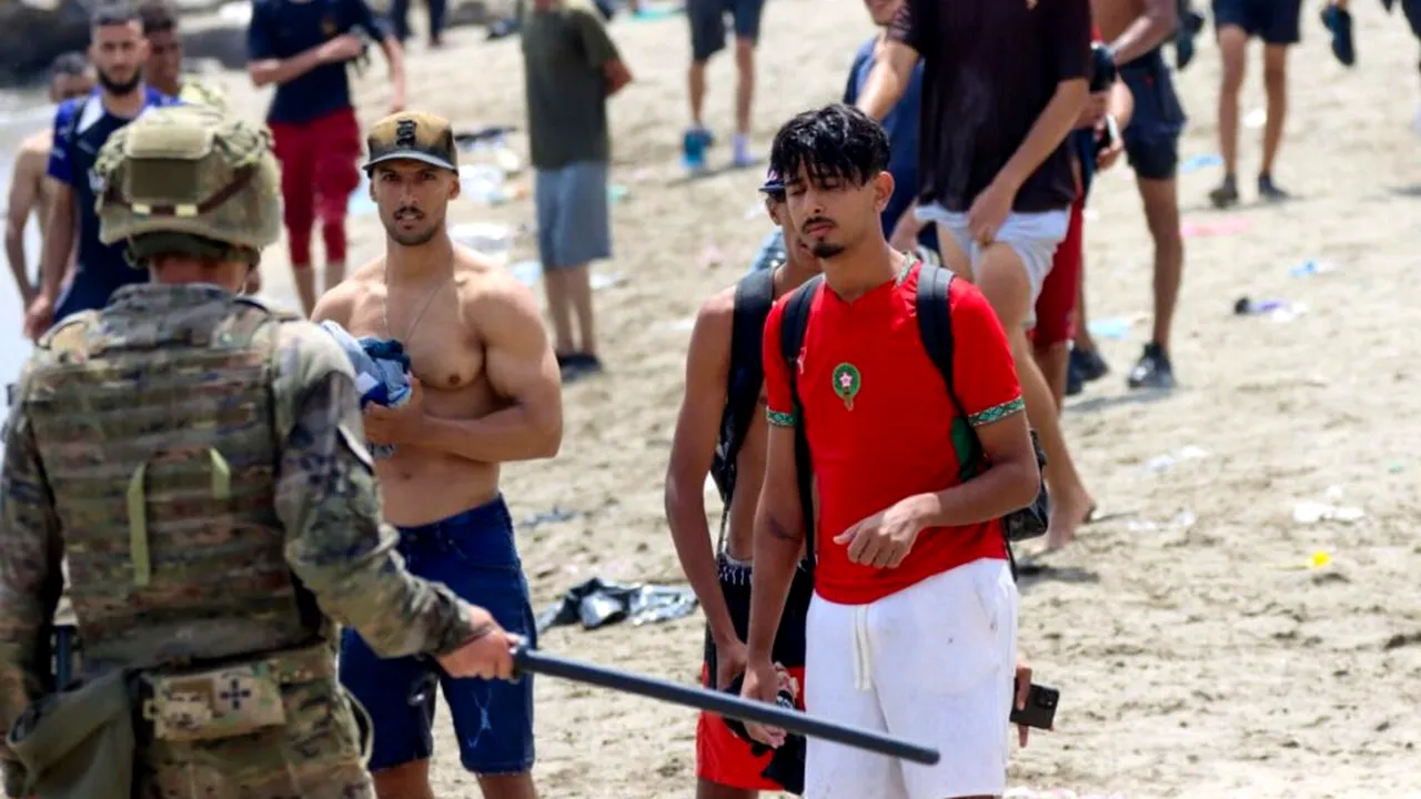 Migranții ilegali din Ceuta ajunși în spatele gratiilor sunt acuzați de agresiuni sexuale, tâlhării, violări de domiciliu și ultraj contra autorităților. Sistemul penitenciar, suprasaturat