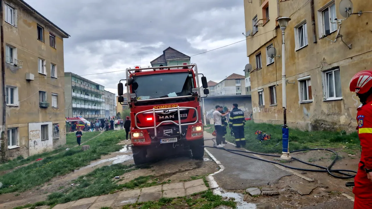 Incendiu puternic într-un bloc din Mediaş: 90 de persoane au ieşit din locuinţe