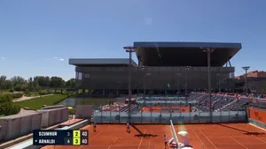 Tenis la lumina zilei: Meciul lui Arnaldi la Madrid a continuat în ciuda penei de curent