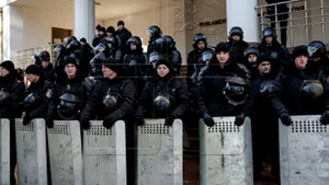 PROTESTELE de la Chişinău continuă: Mii de persoane s-au adunat în faţa Parlamentului, păzit de mii de poliţişti. Protestatarii cer alegeri anticipate - LIVE VIDEO, FOTO
