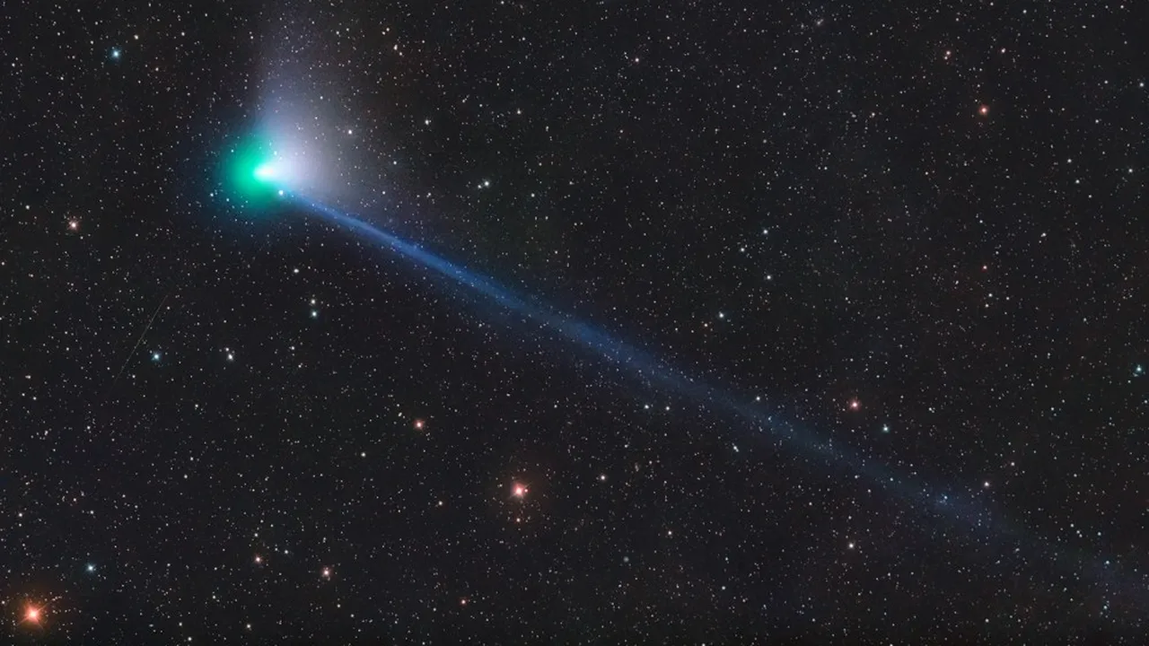 O cometă vizibilă odată la 50.000 de ani se apropie de Pământ