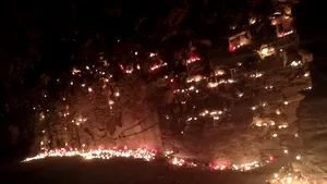 Peretele unei clădiri abandonate, transformat de credincioşi în „Zidul Plângerii”, de Sf. Parascheva - GALERIE FOTO, VIDEO