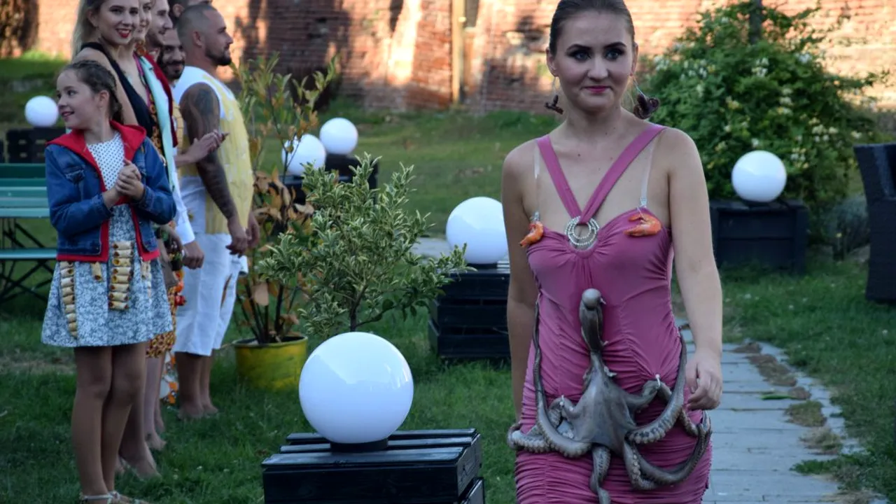 Paradă a modei cu creaţii vestimentare accesorizate cu dulciuri, fructe, legume şi carne, la Alba Iulia | GALERIE FOTO, VIDEO