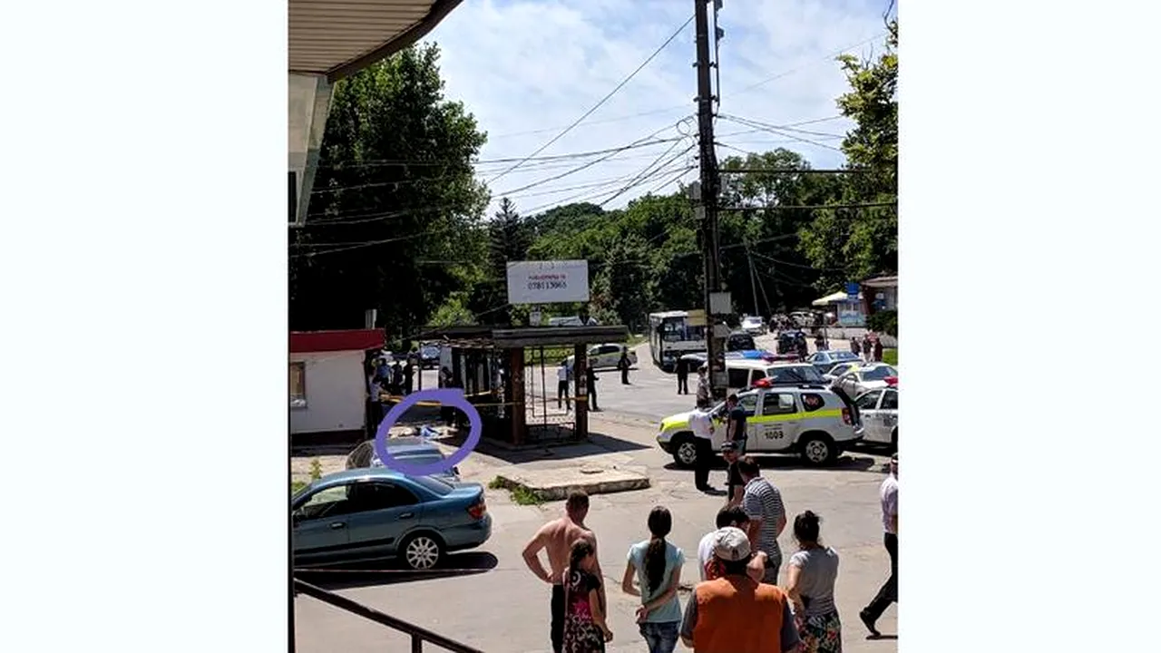 Un şofer a intrat cu maşina în mulţimea dintr-o staţie de autobuze din Chişinău