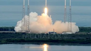 SpaceX lansează în spaţiu prima capsulă privată