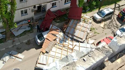 FOTO&VIDEO Vântul face ravagii în Moldova. Doi oameni au fost loviți de copaci și elemente de acoperiș