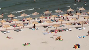 Minivacanţa de Rusalii. Zeci de mii de turişti , pe litoral. Jumătate din locurile de cazare, ocupate. Cea mai căutată staţiune