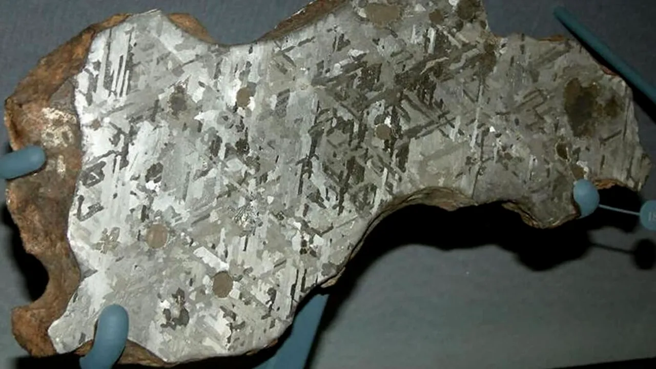 Oamenii de știință au reușit să creeze un diamant dintr-un meteorit, mult mai rezistent decât cele care se găsesc pe Pământ