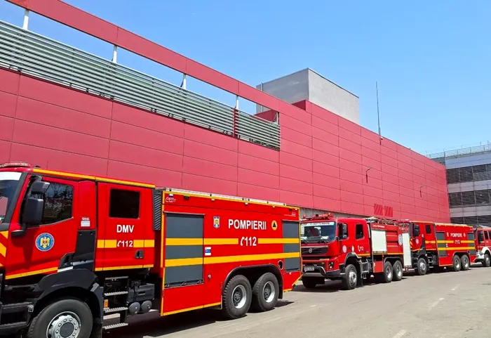 Incendiu puternic pe terasa mall-ului Afi Palace Cotroceni din Bucureşti / Au fost alertate 10 autospeciale de stingere / 1.300 de persoane, evacuate
