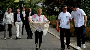 Îmbrăcată în blugi şi cu ie, Udrea participă la culesul viei în Pietroasele - FOTO