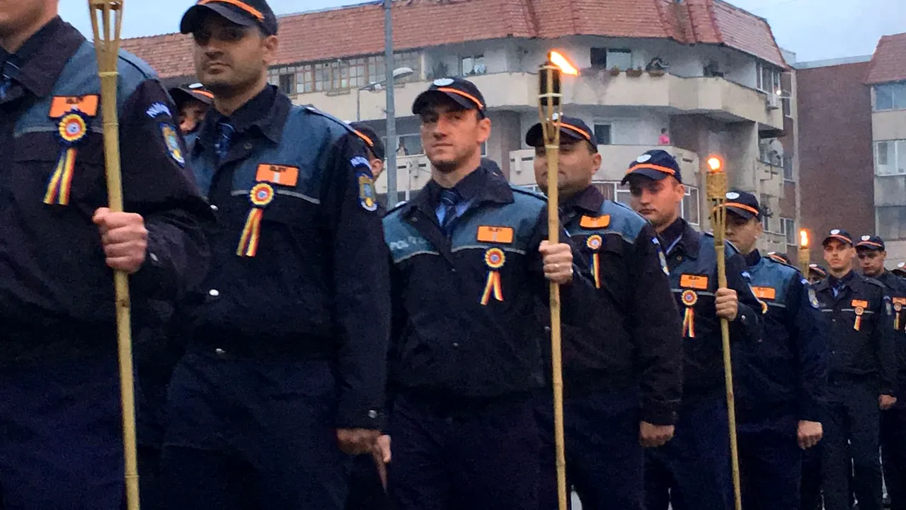 DEFILARE cu torţe la Câmpina: Peste 1.200 de elevi ai Şcolii de Poliţie au purtat purtat faclii prin centrul oraşului | GALERIE FOTO 