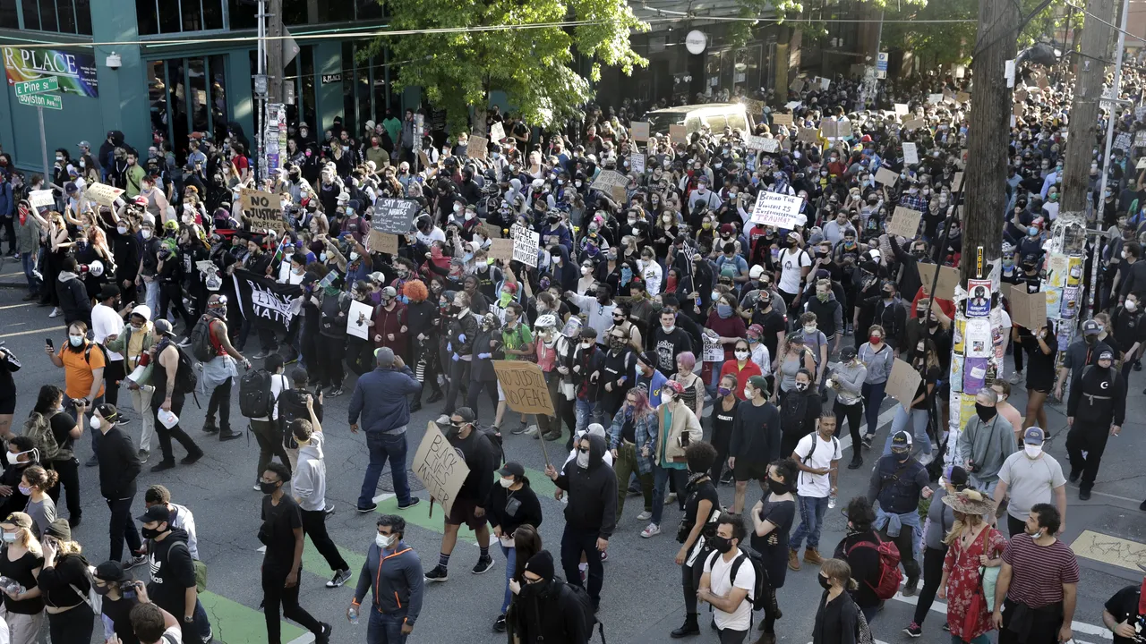 Un bărbat a fost arestat după ce a condus maşina prin mulţimea de protestatari din Seattle şi a împuşcat pe unul dintre aceştia