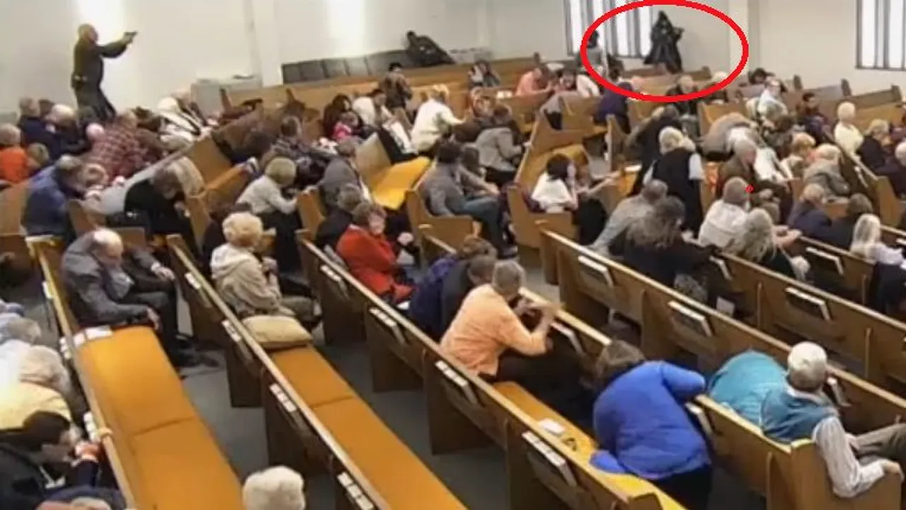 Momentul când un individ deschide focul într-o biserică din SUA. Trei oameni au murit, inclusiv atacatorul | VIDEO